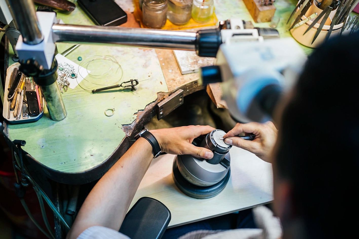 Close up d'une gravure artisanale d’une médaille Miles and Peaks