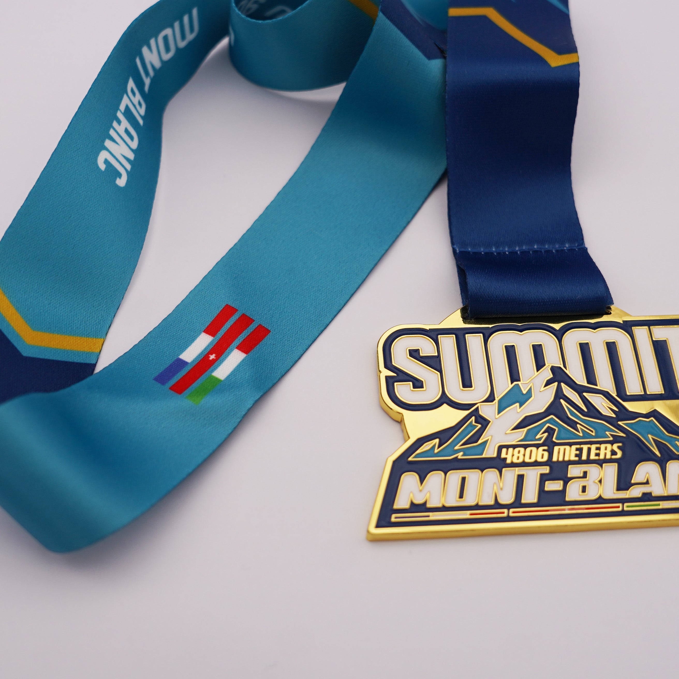 Détail du ruban de la médaille Mont-Blanc imprimé "Mont-Blanc" avec drapeaux France, Suisse et Italie brodés.