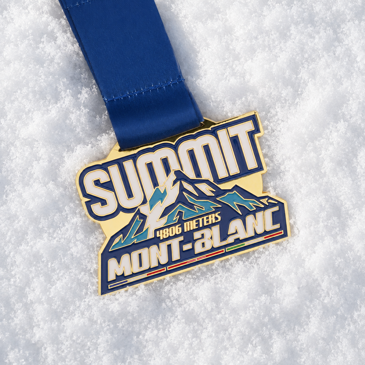 Médaille dorée Mont-Blanc gravée 4806 mètres avec ruban bleu satiné, souvenir d'ascension alpinisme.