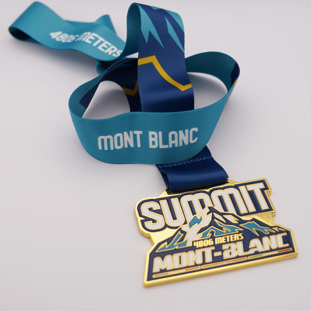 Médaille Mont-Blanc et ruban bleu dégradé enroulé, inscription "4806 mètres", souvenir cadeau alpinisme.