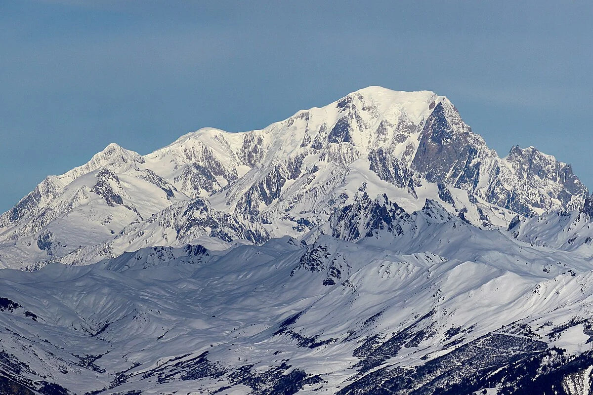 Vue dégagée du Mont Blanc dans les Alpes françaises, avec son massif enneigé et ses crêtes emblématiques.