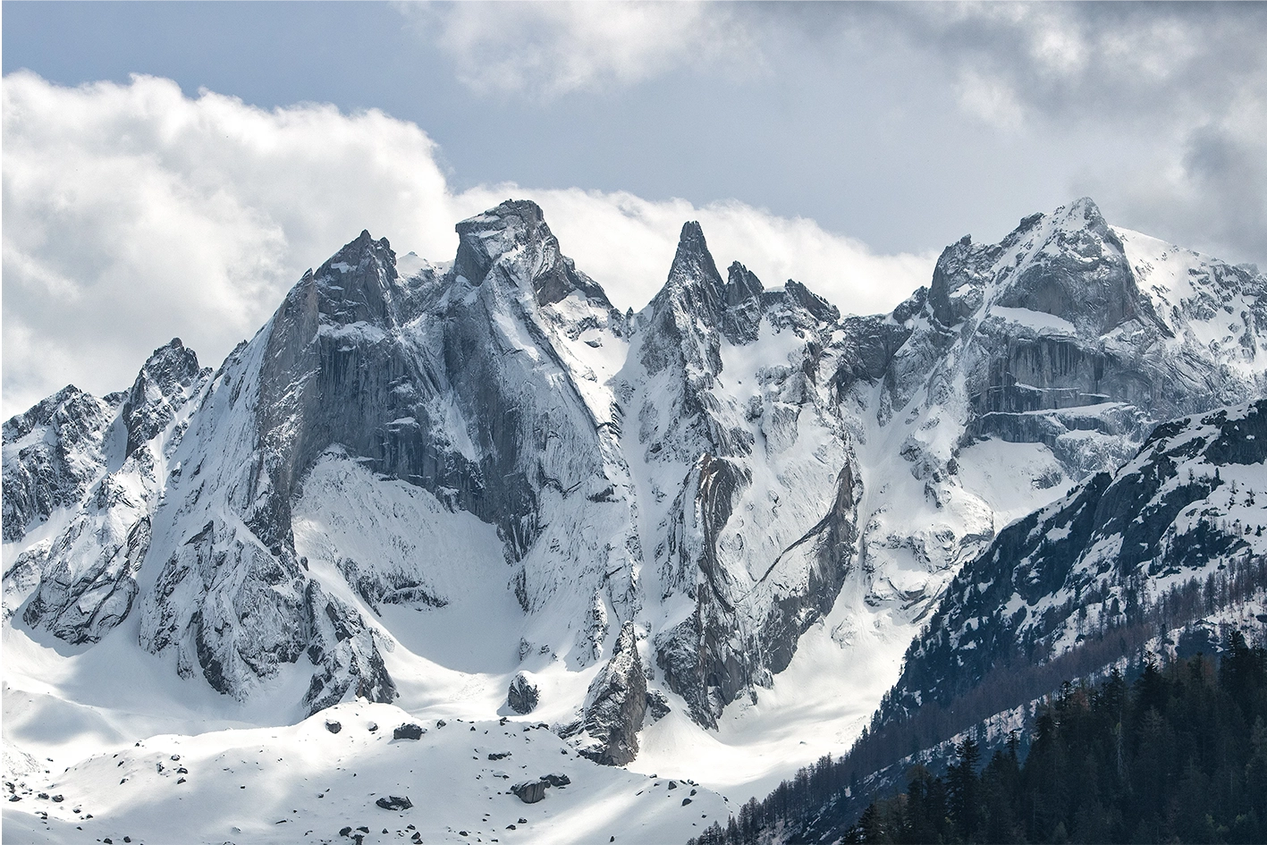 Crête alpine enneigée du massif du Mont-Blanc,une inspiration pour la médaille Summit.