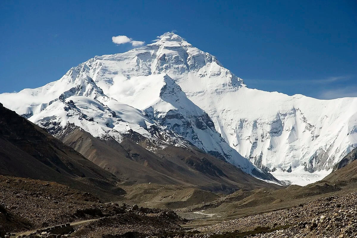 Mont Everest vu depuis la face nord au Tibet, avec ses pentes enneigées et son ciel dégagé, symbole des sommets les plus hauts du monde.