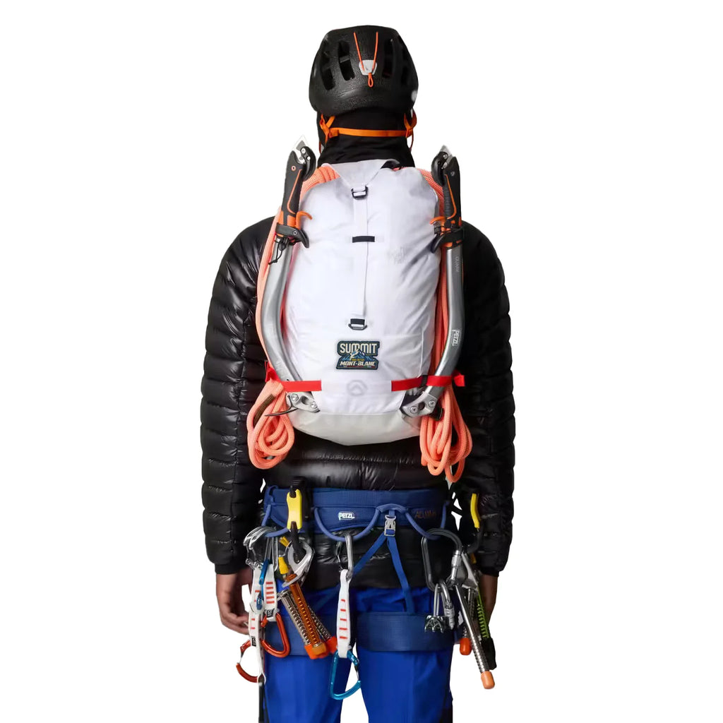 Patch Mont-Blanc Summit Miles and Peaks fixé sur un sac de randonnée d’alpiniste, équipement pour haute montagne.